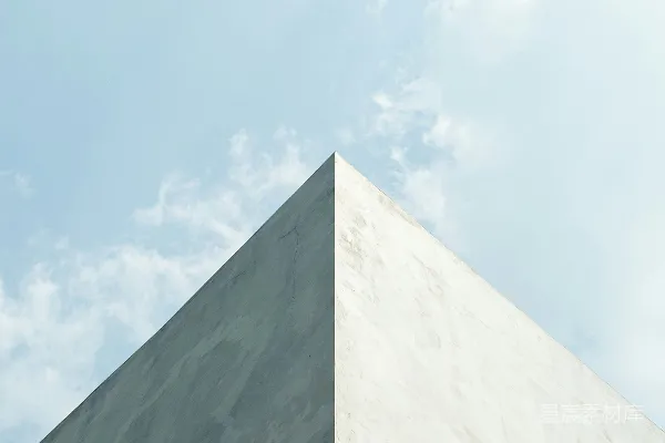 高清摄影 一座高大的白色建筑坐落在多云的蓝天之下