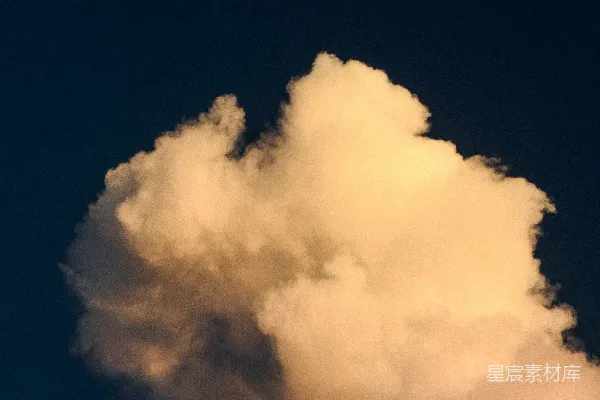 高清摄影 一架飞机飞过云层密布的天空
