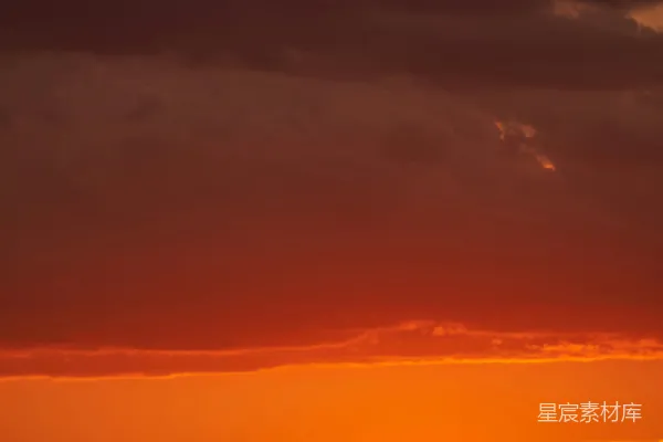 高清摄影 夕阳正落下海面，一架飞机在空中飞行。