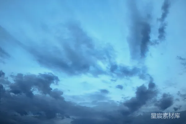 高清摄影 多云的天空中有一架飞机在远处飞行。