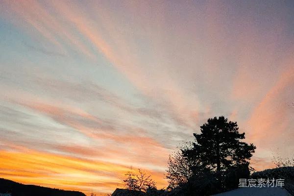 高清摄影 色彩斑斓的日落天空映衬着雪地的景观