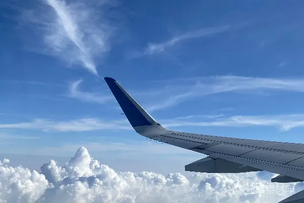 高清摄影 一架飞机机翼在空中的景象