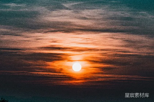 高清摄影 夕阳正挂在田野上方的天空中。