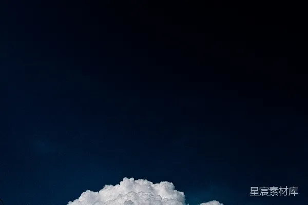 高清摄影 天空中有一大团云彩漂浮在高压电线之上。