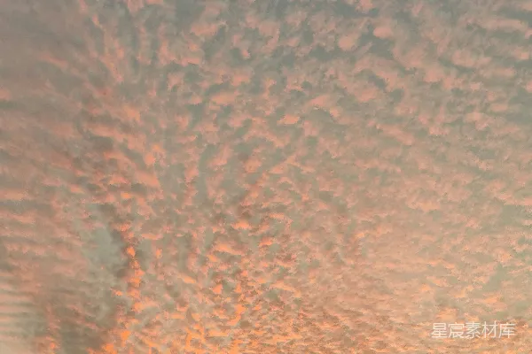 高清摄影 在多云的黄昏天空下的一座建筑