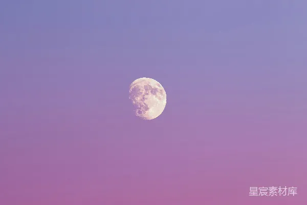 高清摄影 月亮在渐变色的天空中可见。