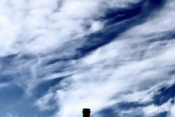 高清摄影 一座非常高大的塔，矗立在多云的蓝天之下。