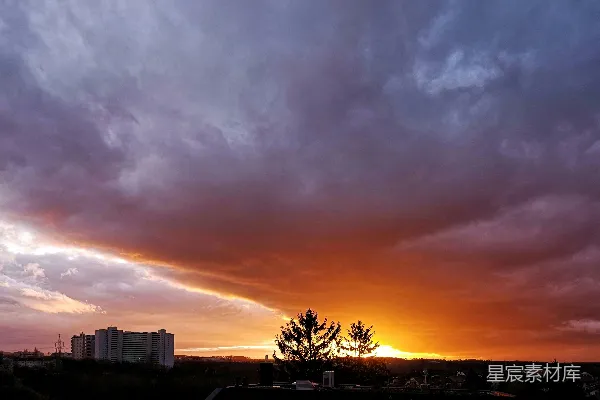 高清摄影 夕阳正笼罩在一座高楼林立的城市上。