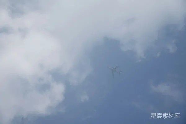 高清摄影 一架直升机在空中飞行