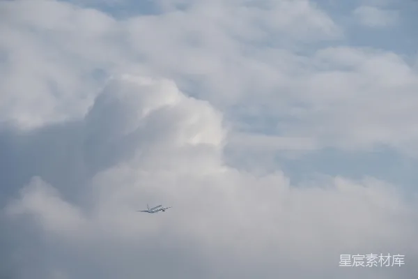 高清摄影 白天天空中的飞机
