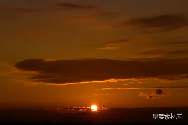 高清摄影 夕阳正从海平线上落下。