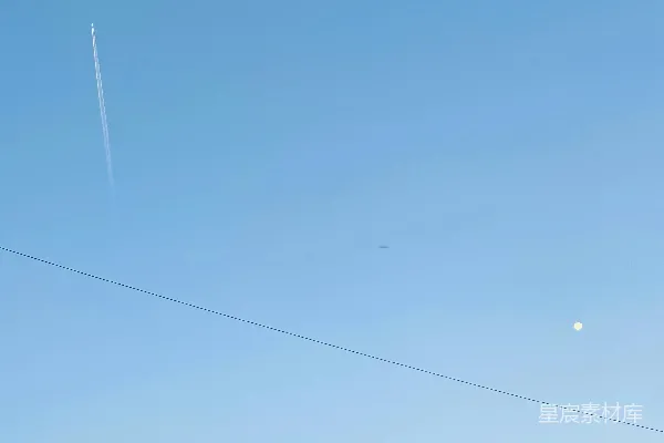 高清摄影 一架飞机在建筑物上方的天空中飞行