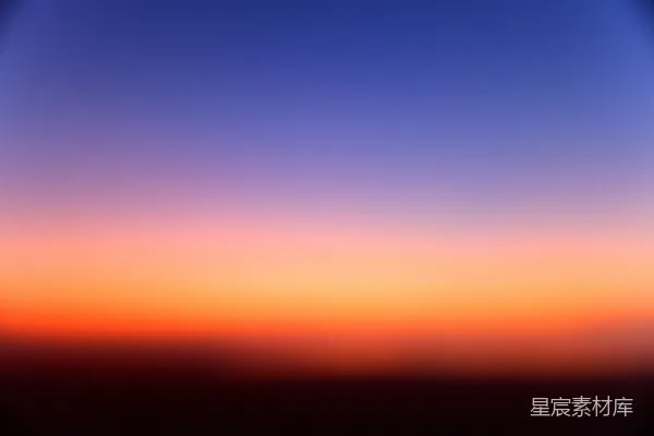 高清摄影 色彩斑斓的夕阳天空，橙色和紫色交织。