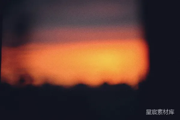 高清摄影 朦胧的落日映照在深色剪影之上