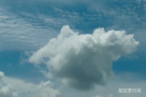 高清摄影 一架飞在空中的飞机，背景中有一朵云。