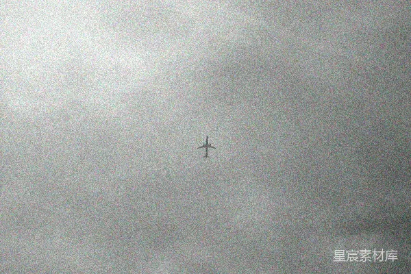 高清摄影 飞机在阴云密布的天空中翱翔