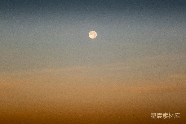 高清摄影 黄昏时分，渐变的天空中挂着一轮满月。