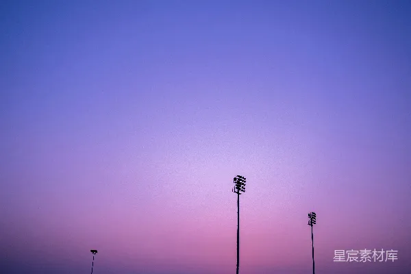 高清摄影 紫色和粉色交织的天空中，路灯轮廓分明。