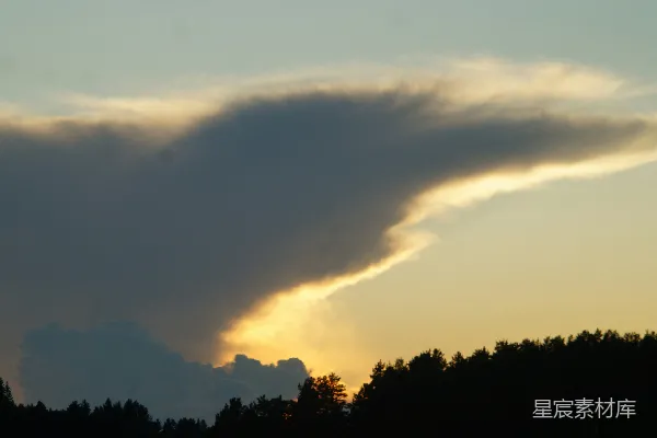 高清摄影 乌云在夕阳的天空中形成