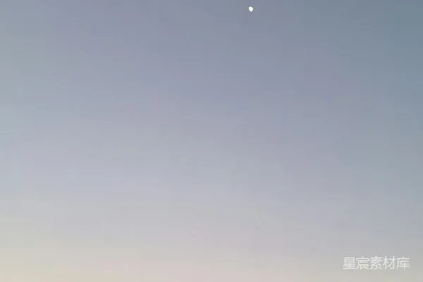 高清摄影 玉米地上方，月亮在天空中闪耀。
