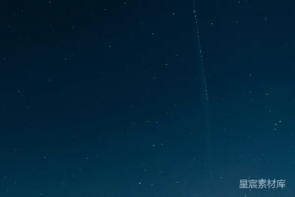 高清摄影 一架飞机在夜间天空中飞行。