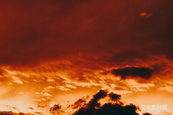 高清摄影 夕阳西下，云彩缭绕。