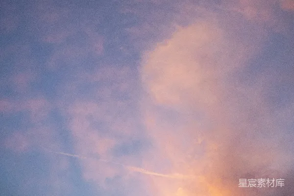 高清摄影 美丽的黄昏天空，挂着一弯新月，云彩五彩斑斓。