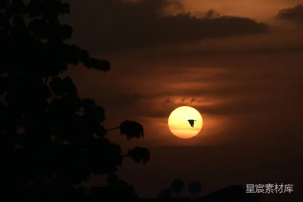 高清摄影 夕阳西下，云后有太阳