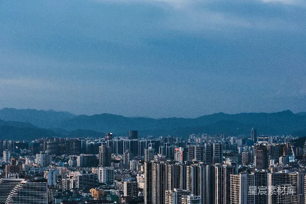 高清摄影 一座城市的景色，背景是山脉。