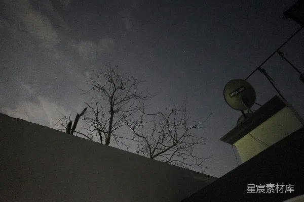 高清摄影 夜间建筑物顶部的卫星天线