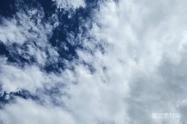 高清摄影 一架飞机在阴云密布的湛蓝天空中飞行