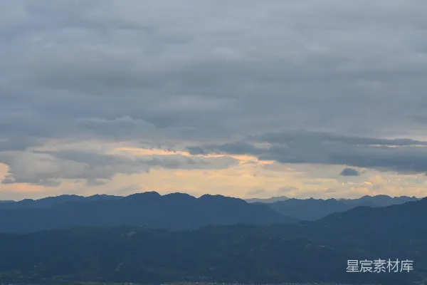 高清摄影 一架飞机在阴云密布的天空下飞越山脉。