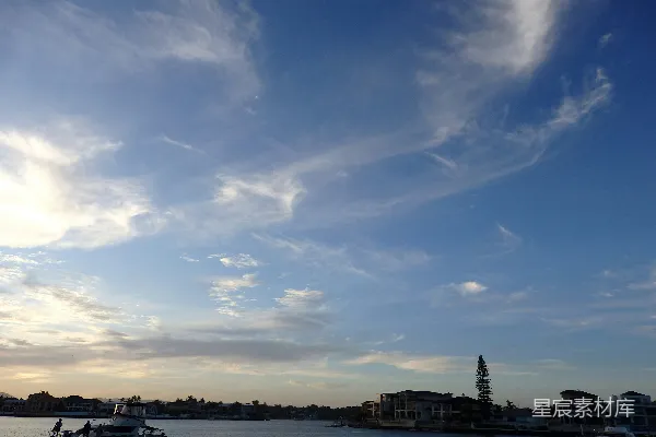 高清摄影 一片水域，上面漂浮着几艘船。