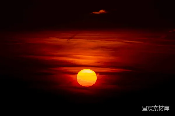 高清摄影 夕阳在黑暗的天空中落下