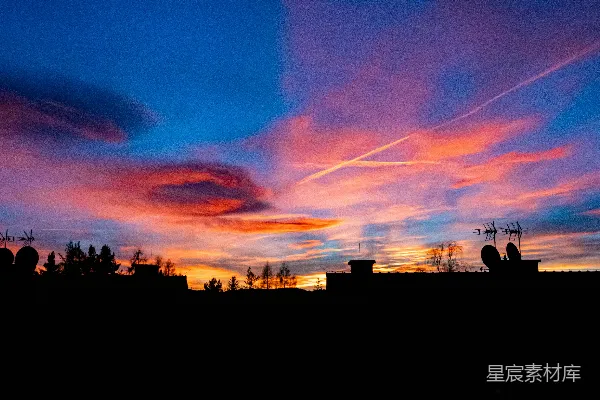 高清摄影 绚丽的夕阳天空笼罩着剪影般的屋顶。