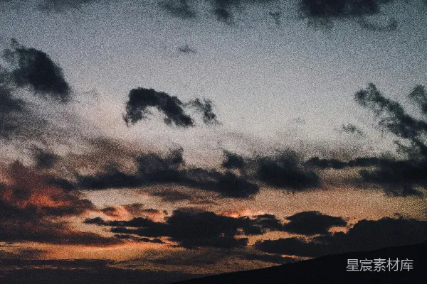 高清摄影 黑暗景观上空的戏剧性日落云层。