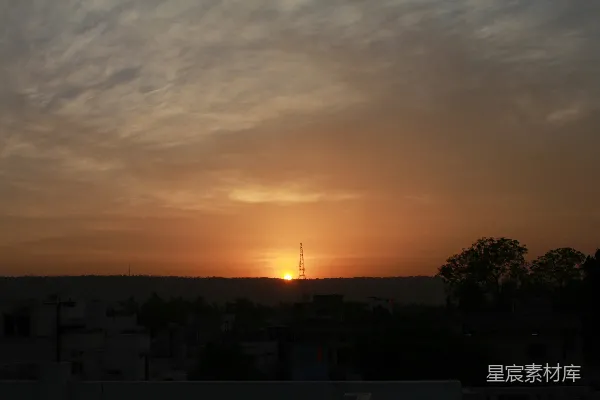 高清摄影 夕阳正在城市天际线上落下。