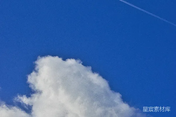 高清摄影 一架飞机穿越蓝色多云的天空