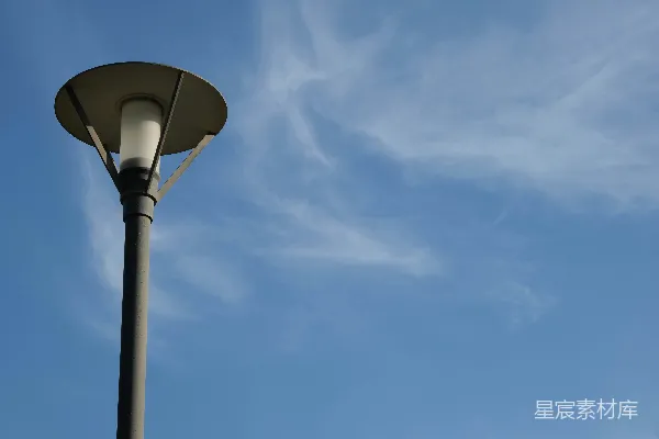 高清摄影 一盏街灯，背景是蓝天。
