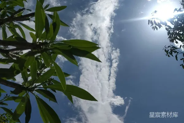 高清摄影 天空中的云层中透出耀眼的阳光。