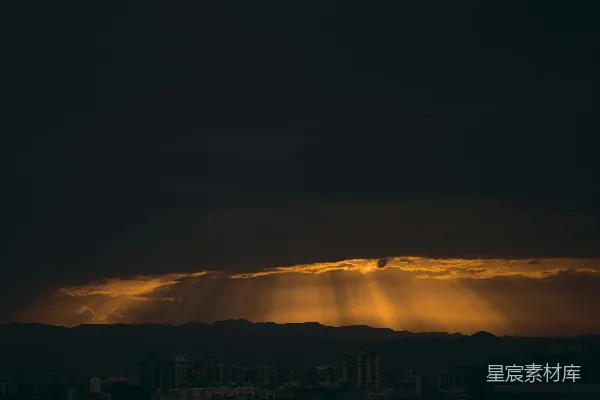 高清摄影 城市上方云层间透出的阳光