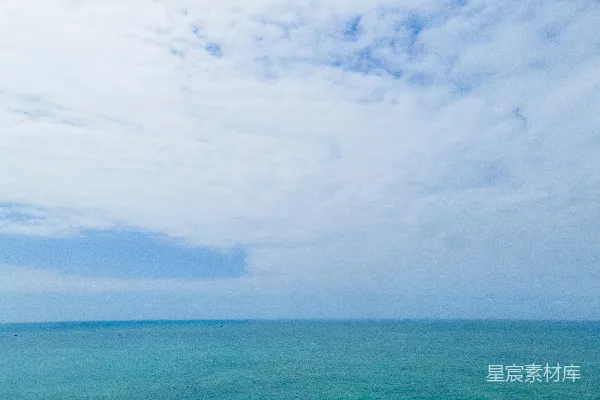 高清摄影 一片水面上方是多云的天空。