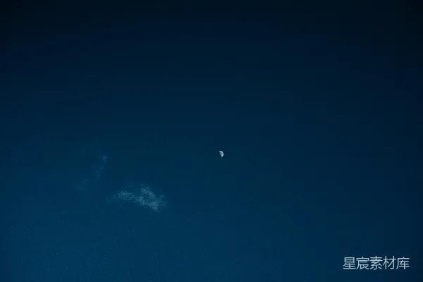 高清摄影 一轮新月悬挂在深蓝色的夜空中。
