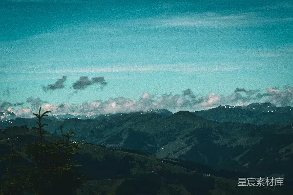 高清摄影 一座山脉的景色，天空中飘着云彩。