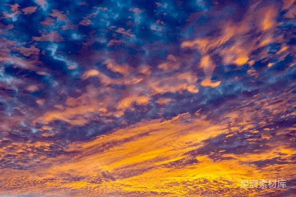 高清摄影 夕阳西下，天空中充满了鲜艳的橙色和蓝色云彩。