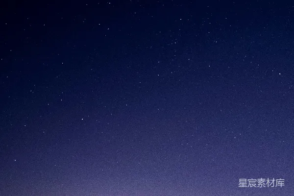 高清摄影 夜空中的星星悬挂在水面上方