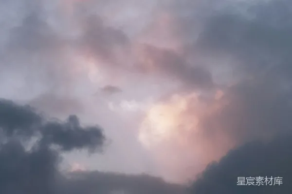 高清摄影 天空中飞行的飞机，周围有很多云层。