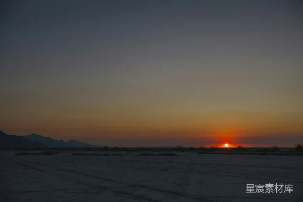高清摄影 夕阳西下，广阔的荒凉之地