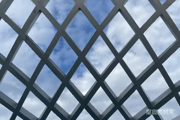 高清摄影 一个大型金属结构，背景是天空。