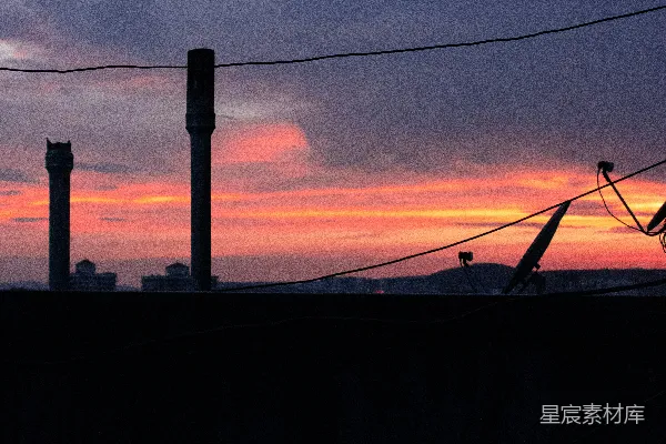 高清摄影 一架飞机正停在跑道上，夕阳西下。